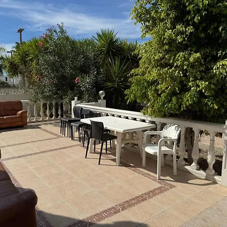 Americas 4-bedroom Nearby The Private Parking Вілла *