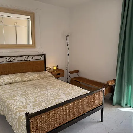 Americas 4-bedroom Nearby The Private Parking アデヘ