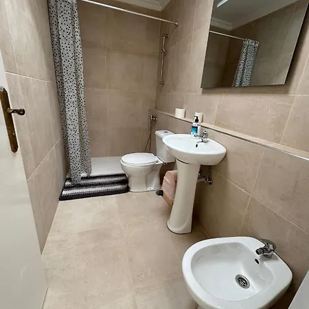 Americas 4-bedroom Nearby The Private Parking アデヘ