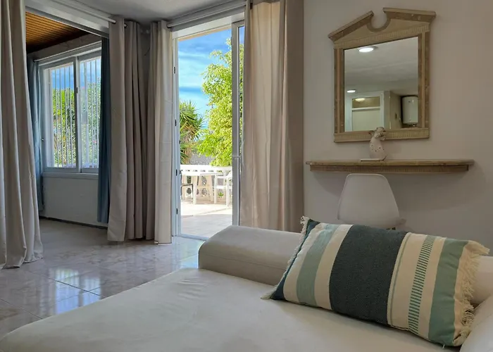 Americas 4-bedroom Nearby The Private Parking Вілла