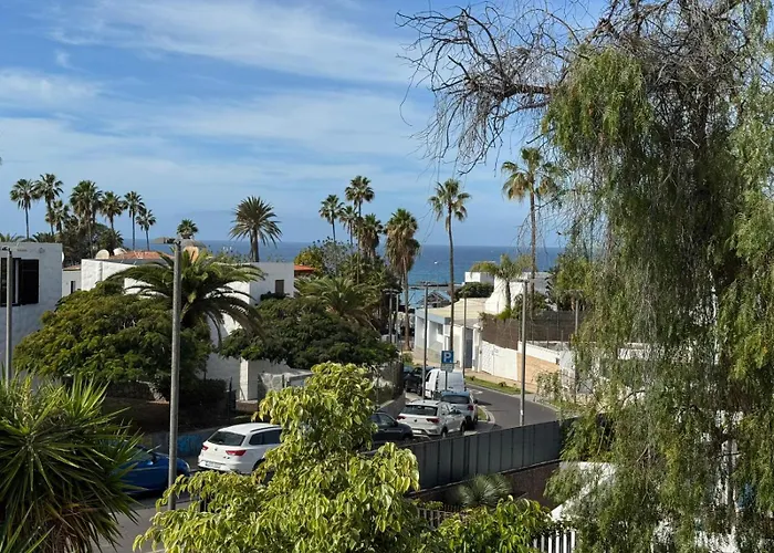 Americas 4-bedroom Nearby The Private Parking Вілла *