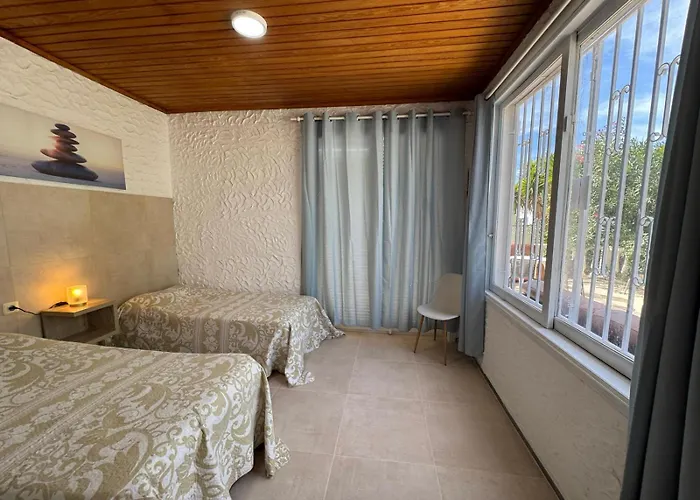 Americas 4-bedroom Nearby The Private Parking *