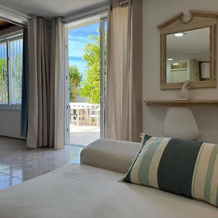 Americas 4-bedroom Nearby The Private Parking Villa